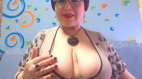 Snapshot of naughtymomxxx chatting on 01-11-25, 05:20 OldKinkyMILF online show from 01-11-25, 05:20