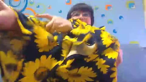 Snapshot of naughtymomxxx chatting on 02-15-25, 09:16 OldKinkyMILF online show from 02-15-25, 09:16