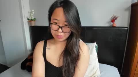 Snapshot of naughtynerdygirl chatting on 03-12-26, 02:12 Gigi Chu online show from 03-12-26, 02:12