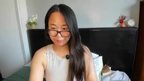 Snapshot of naughtynerdygirl chatting on 07-10-26, 12:30 Gigi Chu online show from 07-10-26, 12:30