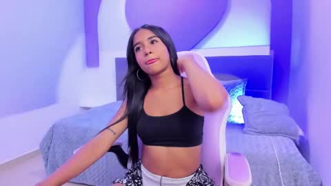 Snapshot of naugthy_skinny chatting on 10-06-25, 06:27 Angela online show from 10-06-25, 06:27