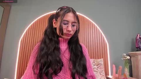 Snapshot of nayecloud chatting on 10-18-25, 01:19 Naye online show from 10-18-25, 01:19