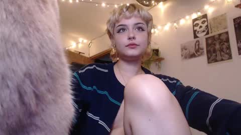 Snapshot of neurotic_witch chatting on 02-26-25, 06:47 Mar online show from 02-26-25, 06:47