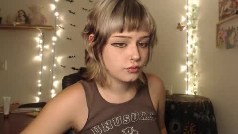 Snapshot of neurotic_witch chatting on 09-24-25, 05:44 Mar online show from 09-24-25, 05:44