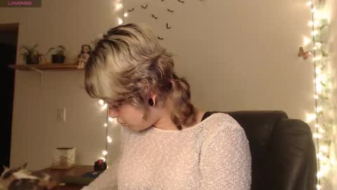 Snapshot of neurotic_witch chatting on 10-02-25, 05:47 Mar online show from 10-02-25, 05:47