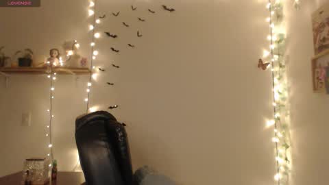 Snapshot of neurotic_witch chatting on 10-03-25, 07:38 Mar online show from 10-03-25, 07:38