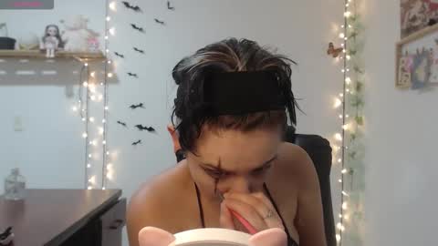 Snapshot of neurotic_witch chatting on 10-19-25, 03:07 Mar online show from 10-19-25, 03:07