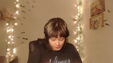 Snapshot of neurotic_witch chatting on 10-26-25, 07:36 Mar online show from 10-26-25, 07:36