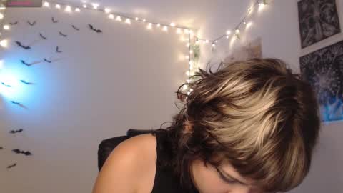 Snapshot of neurotic_witch chatting on 11-08-25, 05:18 Mar online show from 11-08-25, 05:18