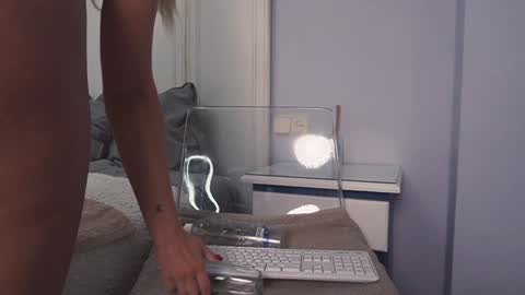 Snapshot of new_dee chatting on 02-01-25, 12:05 new dee online show from 02-01-25, 12:05