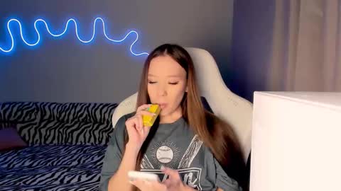 Mina online show from 11-03-25, 01:01