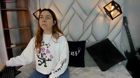 Snapshot of nezukokamado1_ chatting on 02-17-25, 01:32 Milena online show from 02-17-25, 01:32