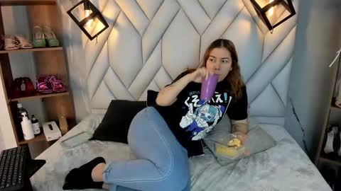 Snapshot of nezukokamado1_ chatting on 03-05-25, 02:01 Milena online show from 03-05-25, 02:01