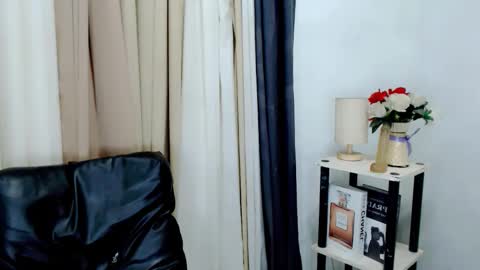 Snapshot of nhicolehollywood chatting on 02-25-26, 01:15 hottie nicole online show from 02-25-26, 01:15