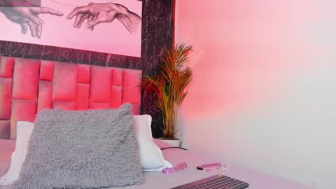 Nicolle  online show from 02-01-25, 03:07