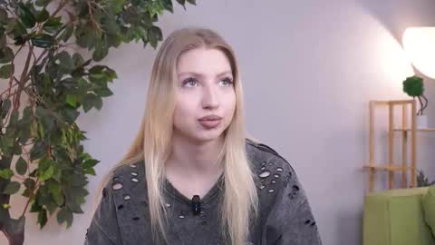 Snapshot of nichollesplonskowski chatting on 03-24-26, 08:19 Nala online show from 03-24-26, 08:19