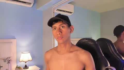 Snapshot of nick_collins20 chatting on 10-21-25, 06:03 Nick online show from 10-21-25, 06:03