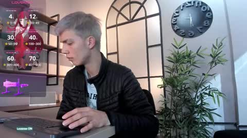 Snapshot of nick_torn chatting on 10-13-25, 12:16 Nick online show from 10-13-25, 12:16