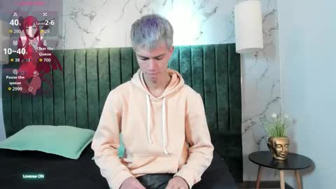 Snapshot of nick_torn chatting on 10-15-25, 01:11 Nick online show from 10-15-25, 01:11