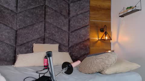 NICKI FOX  online show from 01-09-26, 09:05