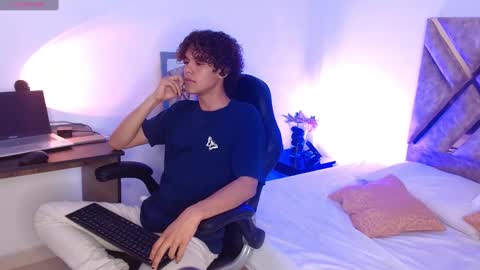 Nickolas Muoz online show from 03-08-25, 06:16