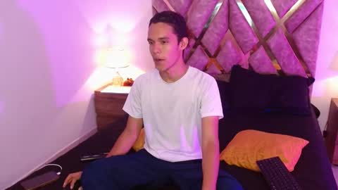 Nickolas Muoz online show from 09-11-25, 03:01