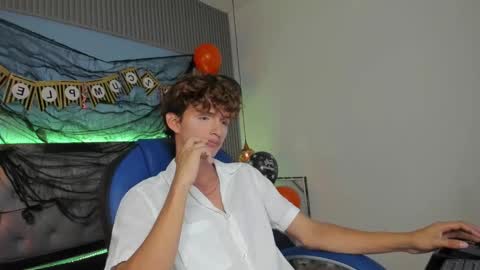 Snapshot of nicolasferrer18 chatting on 10-31-25, 05:14 nicolasferrer18 online show from 10-31-25, 05:14