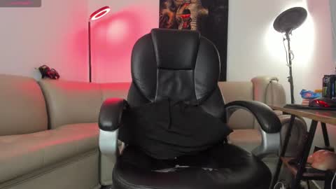 Nicolas Fellener online show from 12-21-25, 04:19