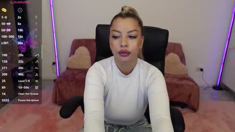 Snapshot of nicole___19 chatting on 09-25-25, 05:05 Nico online show from 09-25-25, 05:05