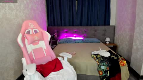 Snapshot of nicole_charm chatting on 02-20-25, 08:25 GMT7TueWedThSu 0300am-0900am. Sa 1000am-0400pm online show from 02-20-25, 08:25