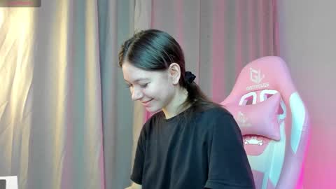 Snapshot of nicole_charm chatting on 03-01-25, 08:21 GMT7TueWedThSu 0300am-0900am. Sa 1000am-0400pm online show from 03-01-25, 08:21