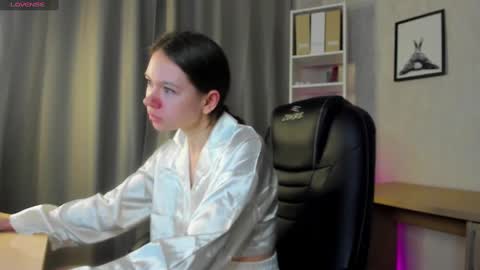 Snapshot of nicole_charm chatting on 03-05-25, 08:10 GMT7TueWedThSu 0300am-0900am. Sa 1000am-0400pm online show from 03-05-25, 08:10