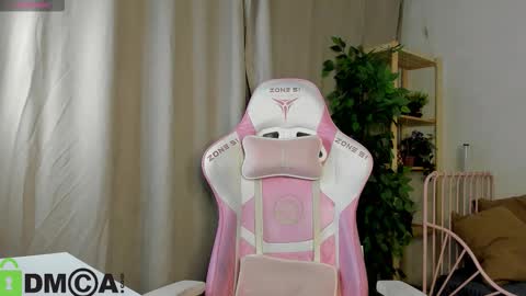 Snapshot of nicole_charm chatting on 10-06-25, 08:06 GMT7TueWedThSu 0300am-0900am. Sa 1000am-0400pm online show from 10-06-25, 08:06