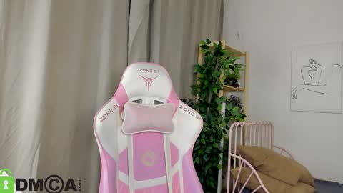 Snapshot of nicole_charm chatting on 10-21-25, 08:20 GMT7TueWedThSu 0300am-0900am. Sa 1000am-0400pm online show from 10-21-25, 08:20