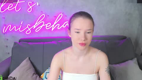 Nicole  My schedule for the week 2 GMT  9am-15pm  Mo Tu Th Fr online show from 04-06-26, 01:14