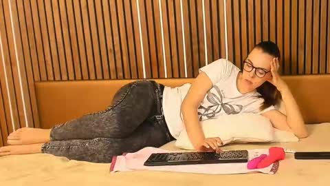 Nicole AKG online show from 09-19-25, 07:21