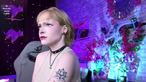 Nicole online show from 10-22-25, 08:52