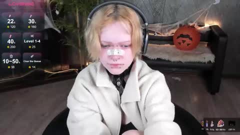 Nicole online show from 10-28-25, 01:36