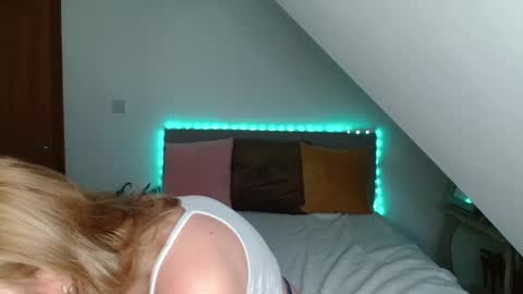 Snapshot of nicolelinharts chatting on 12-21-24, 08:43 Birthday online show from 12-21-24, 08:43