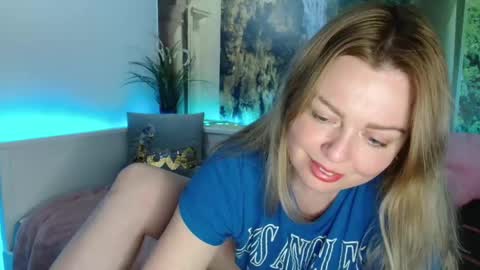 Snapshot of nicolelinharts chatting on 12-30-24, 11:28 Birthday online show from 12-30-24, 11:28