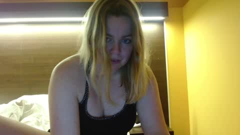 Snapshot of nicolelinharts chatting on 01-11-25, 12:01 Birthday online show from 01-11-25, 12:01