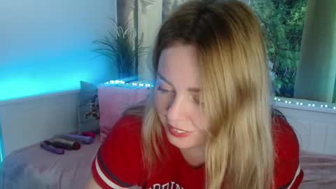 Snapshot of nicolelinharts chatting on 01-28-25, 12:26 Birthday online show from 01-28-25, 12:26