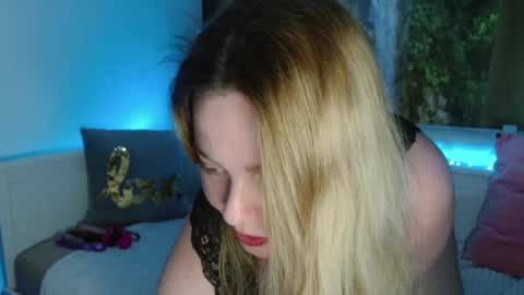 Snapshot of nicolelinharts chatting on 02-16-25, 11:05 Birthday online show from 02-16-25, 11:05