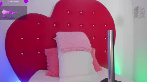 Snapshot of nicolette_rock chatting on 02-25-25, 12:45 nicolette online show from 02-25-25, 12:45