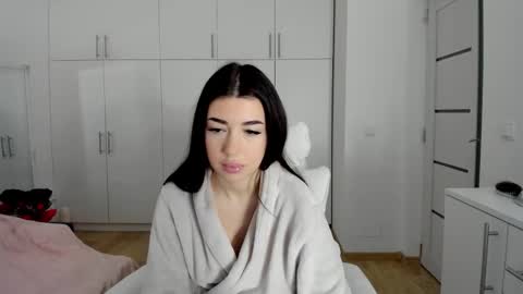 Nicolle online show from 02-01-26, 05:39