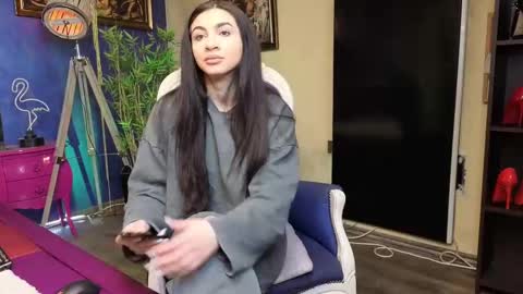 Nicolle online show from 02-19-25, 07:28