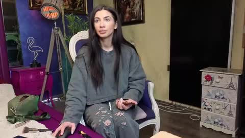 Nicolle online show from 02-26-25, 07:42