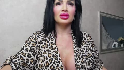 Snapshot of nicollereyn chatting on 12-30-24, 08:25 Nicolle online show from 12-30-24, 08:25