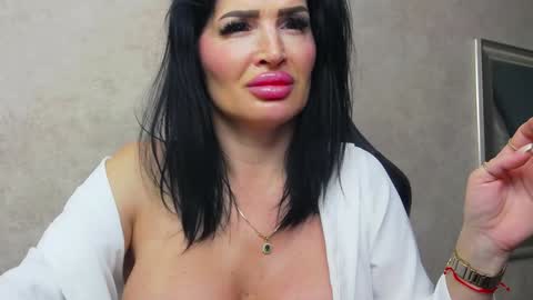 Snapshot of nicollereyn chatting on 01-16-25, 12:02 Nicolle online show from 01-16-25, 12:02