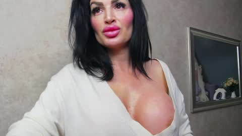 Snapshot of nicollereyn chatting on 01-23-25, 11:05 Nicolle online show from 01-23-25, 11:05